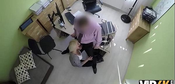  VIP4K. Blondes Fraulein hat Sex fur Bargeld mit hubschen Kredit-Agent